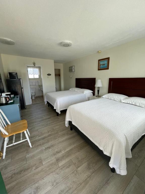 Postel nebo postele na pokoji v ubytování Empire Motel