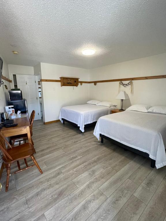 Postel nebo postele na pokoji v ubytování Empire Motel
