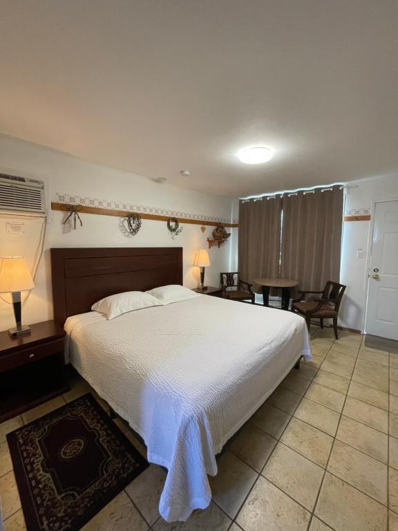 Postel nebo postele na pokoji v ubytování Empire Motel