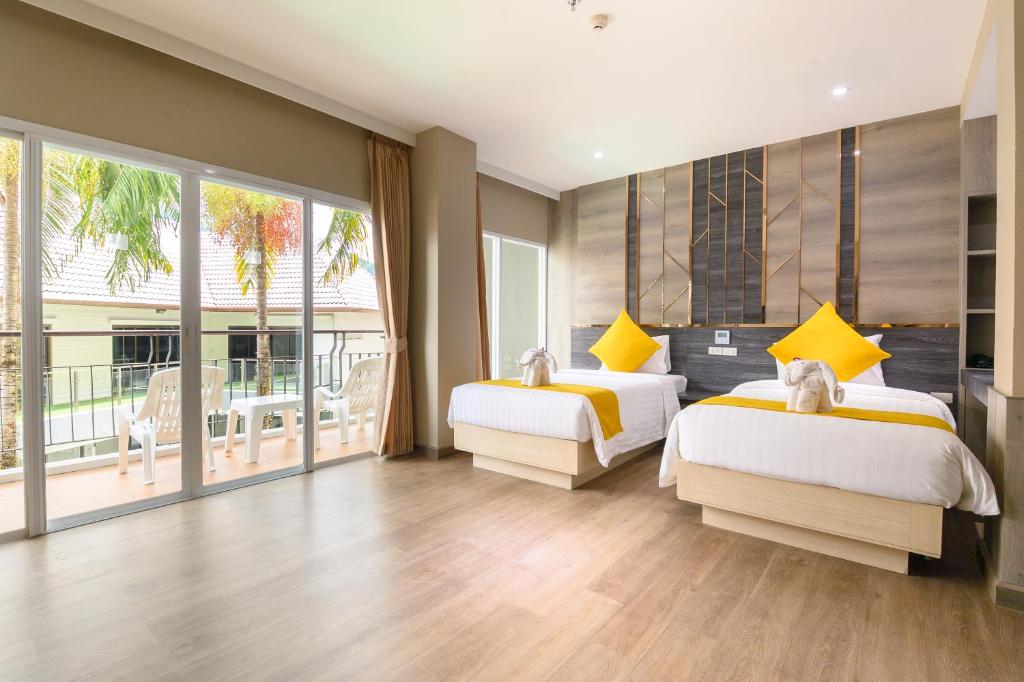 Postel nebo postele na pokoji v ubytování Andakira Hotel - SHA Extra Plus