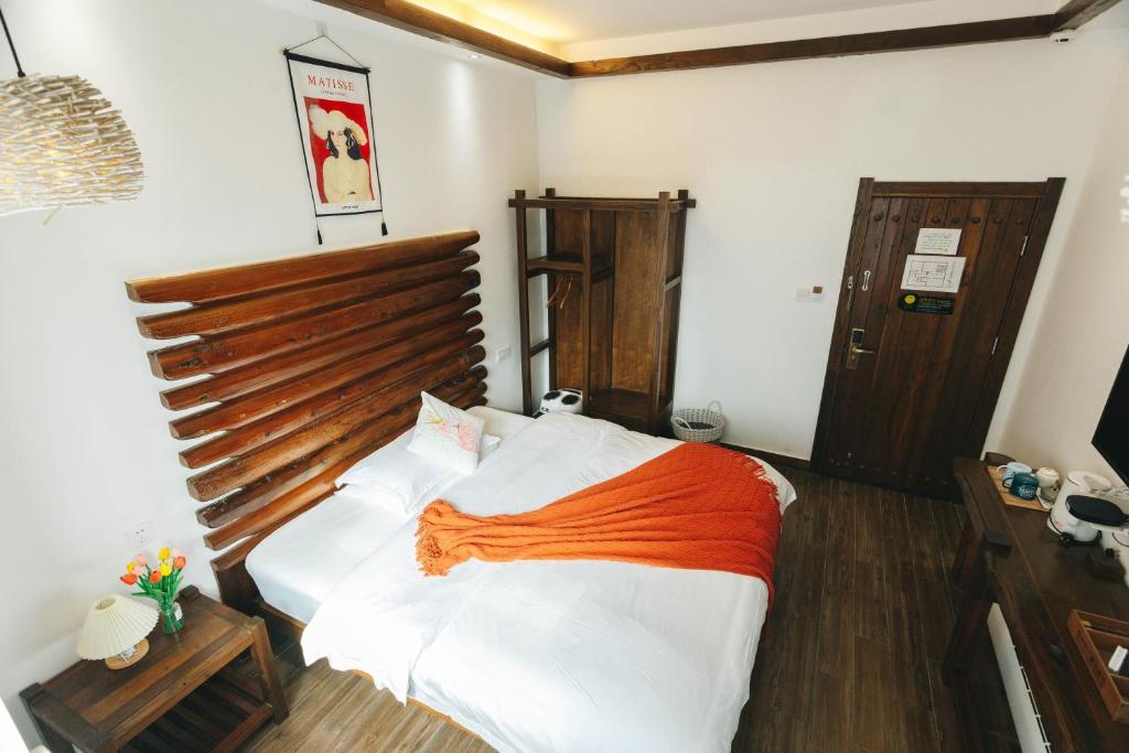 Postel nebo postele na pokoji v ubytování Hotel California Zhangjiajie