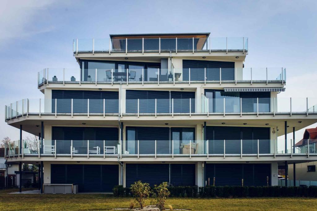 - un bâtiment avec des balcons sur le côté dans l'établissement Apartment in Balatonlelle 44077, à Balatonlelle