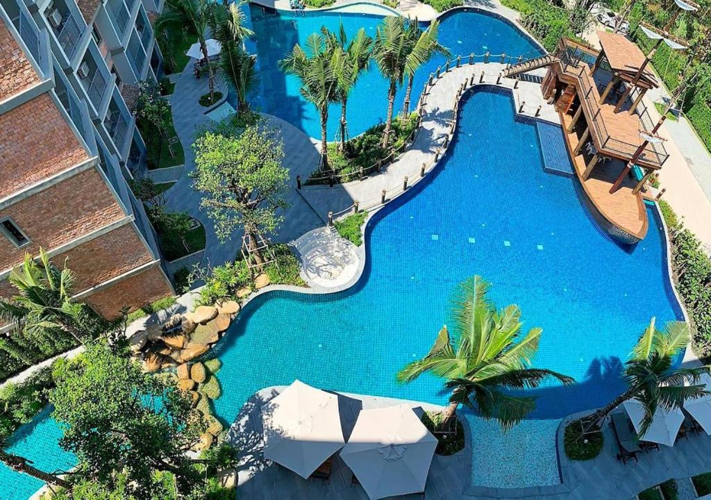 una vista aérea de una piscina en un complejo en The Title Residences, Naiyang Beach, Phuket en Nai Yang Beach