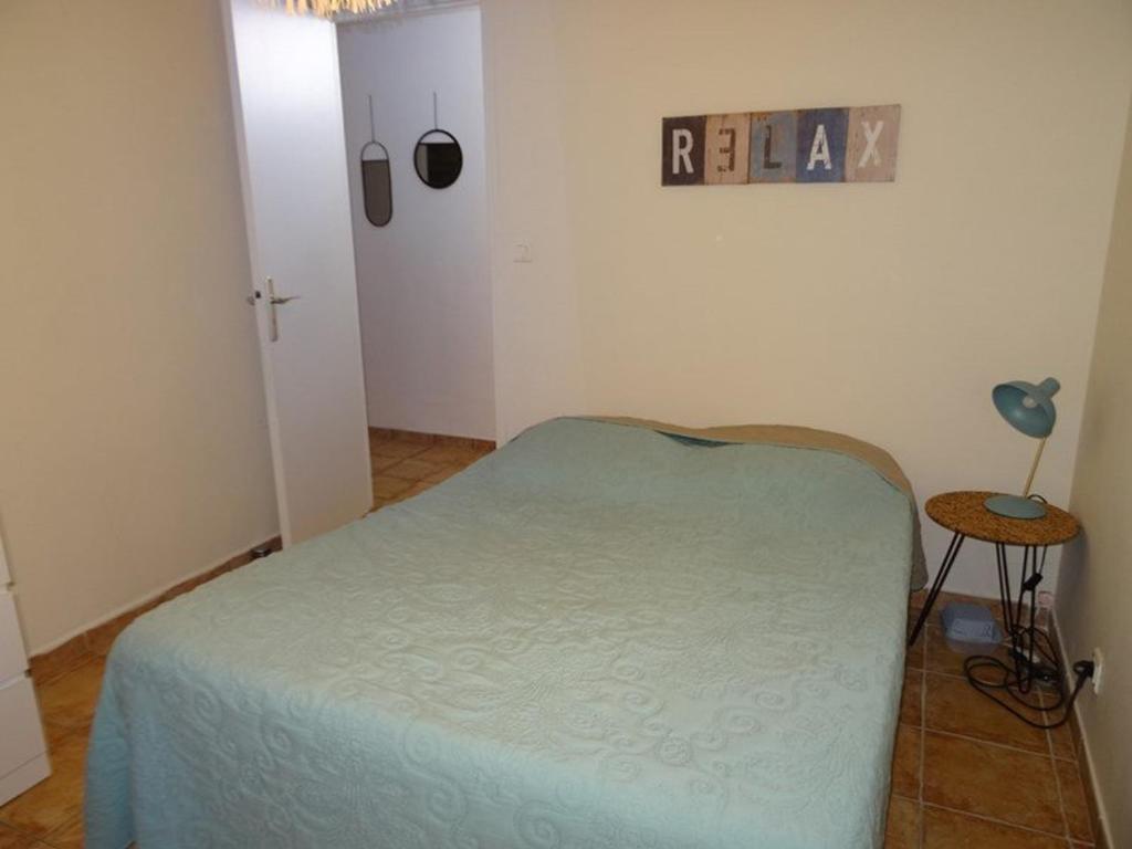 une petite chambre avec un lit et une table dans l'établissement Villa au Port d'Hyères avec Terrasse, Véranda et Clim - Proche Plages et Commerces - FR-1-335-158, à Hyères