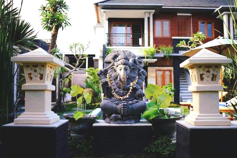 una estatua de un león frente a una casa en RS Beautiful Villa Sanur, en Denpasar