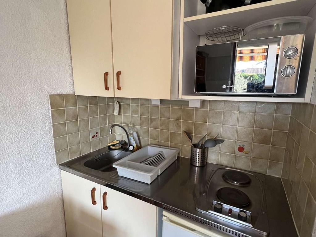 Kuchyňa alebo kuchynka v ubytovaní Studio Économique avec Piscine, Terrasse et Parking à Valras-Plage, à 500m de la Plage - FR-1-701-56