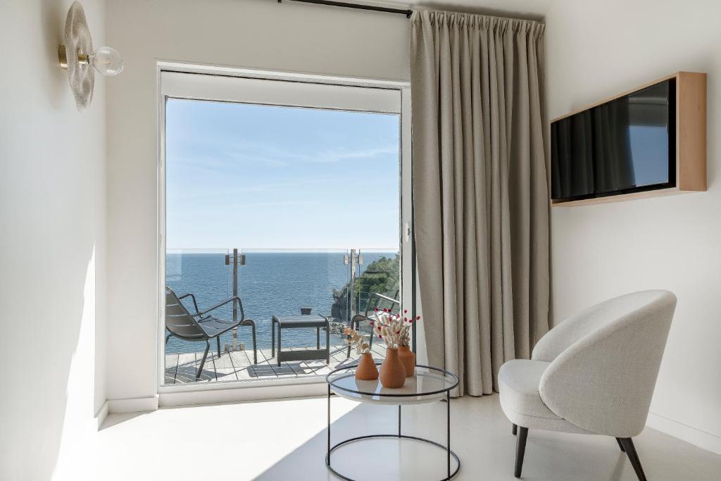 バニュルス・シュル・メールにあるLes Elmes - Hôtel, Spa & Plage Privéeの海の景色を望むリビングルーム