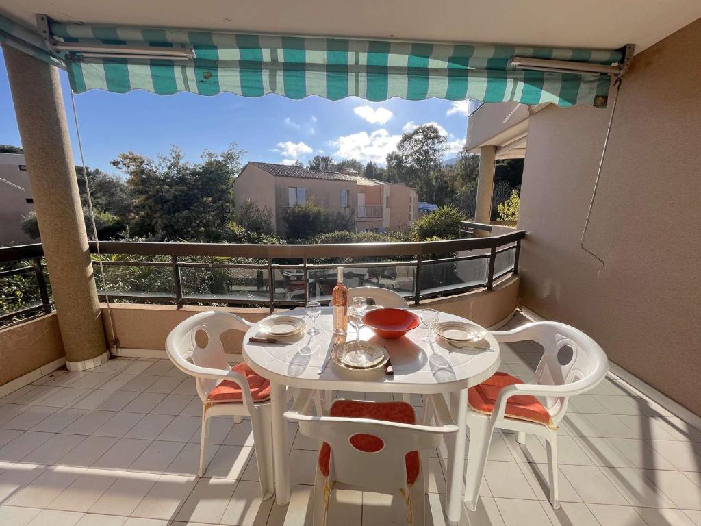 une table blanche et des chaises sur un balcon avec vue dans l'établissement Charmant T2 avec terrasse à 200m des plages - Cavalaire-sur-Mer - FR-1-226B-139, à Cavalaire-sur-Mer