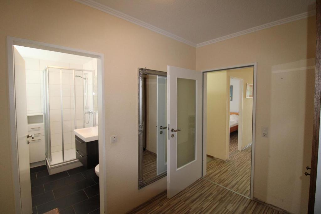 um quarto com casa de banho com lavatório e espelho em Panorama Whg 57, 4 OG em Cuxhaven