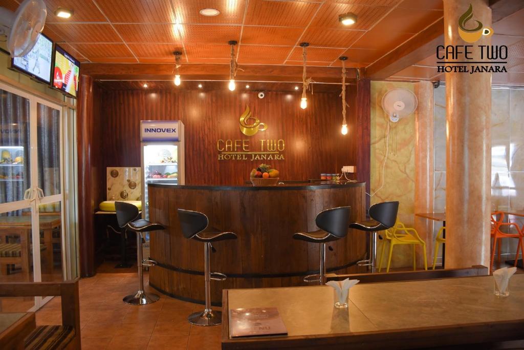un bar avec tabourets dans un restaurant avec comptoir dans l'établissement Janara Two, à Kurunegala