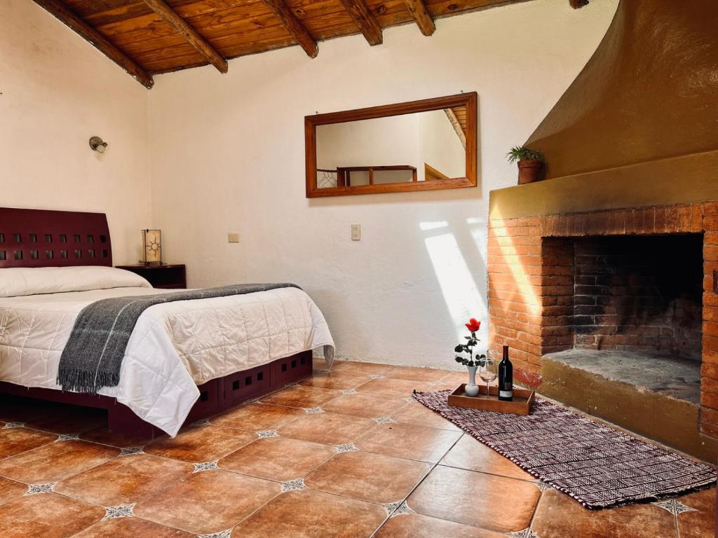 sypialnia z łóżkiem i kominkiem w obiekcie Casa monarca w mieście Toluca