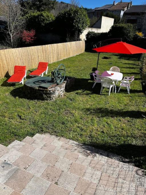 Ogród w obiekcie Petit paradis dans l'aveyron