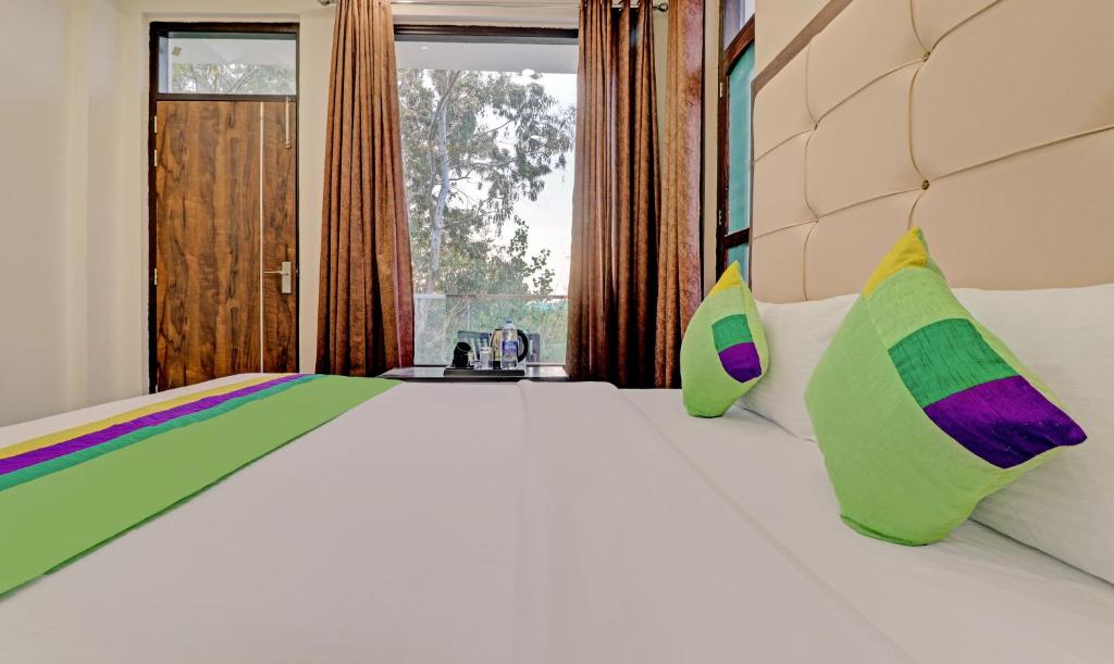 Postel nebo postele na pokoji v ubytování Treebo Ortus Residency