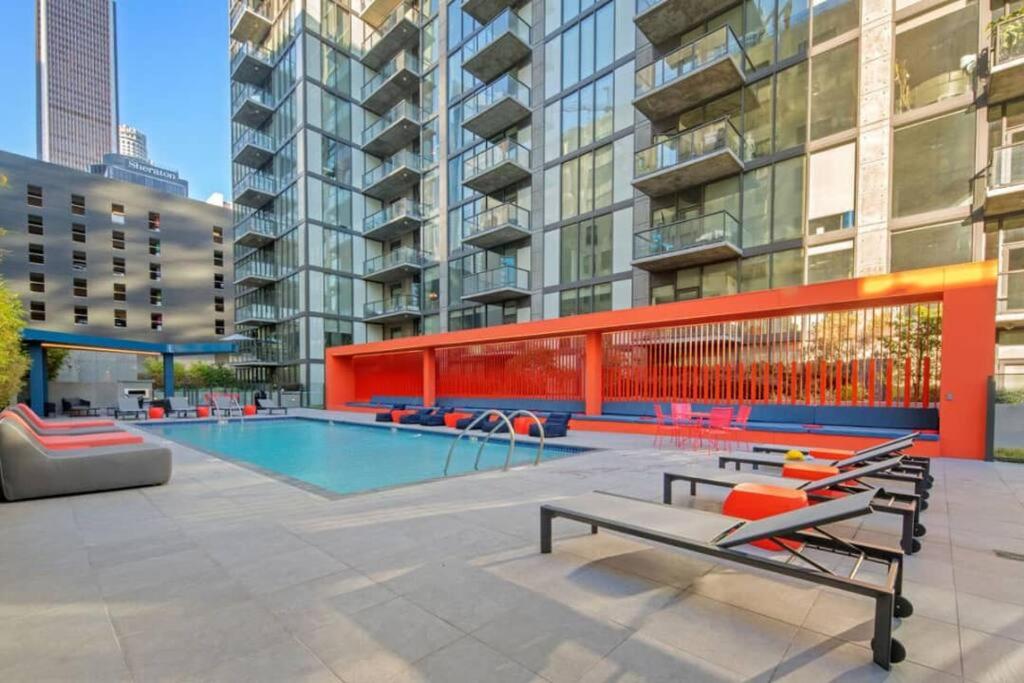 una piscina con bancos y un edificio en Top Floor High Rise 3 Bed DTLA Skyscraper Penthouse, en Los Ángeles