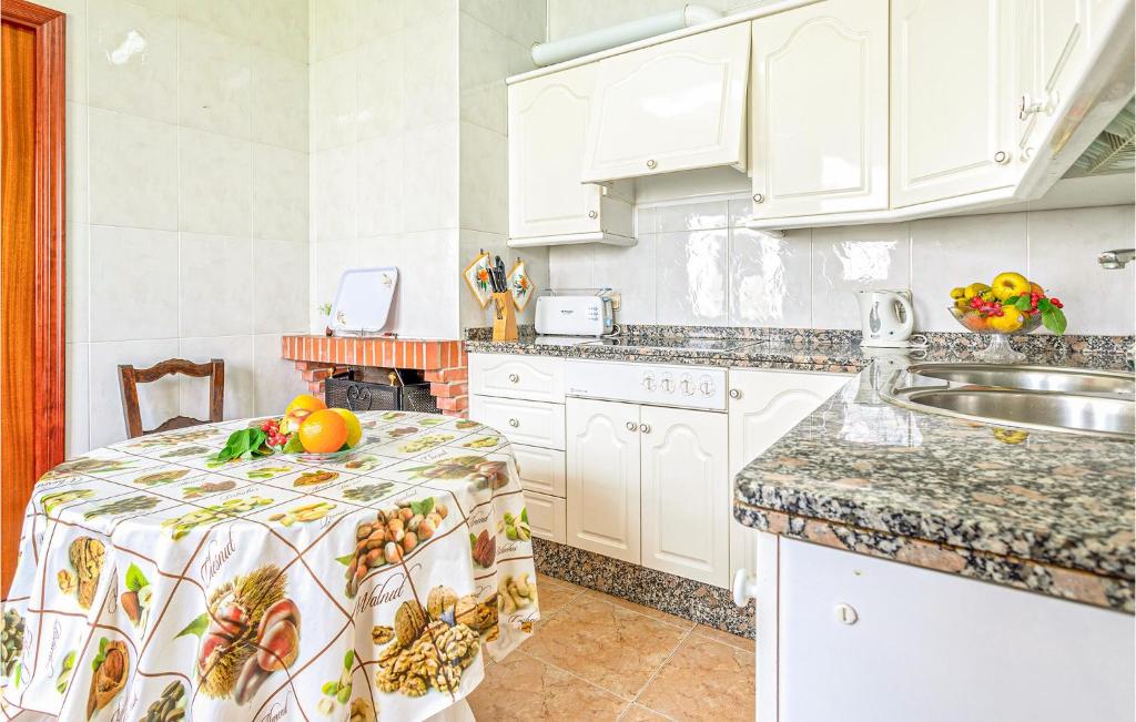 Kuchyňa alebo kuchynka v ubytovaní 4 Bedroom Awesome Home In Zafarraya