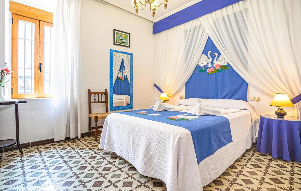 Posteľ alebo postele v izbe v ubytovaní 4 Bedroom Awesome Home In Zafarraya