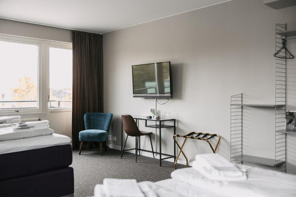 TV a/nebo společenská místnost v ubytování BriQ Hotell