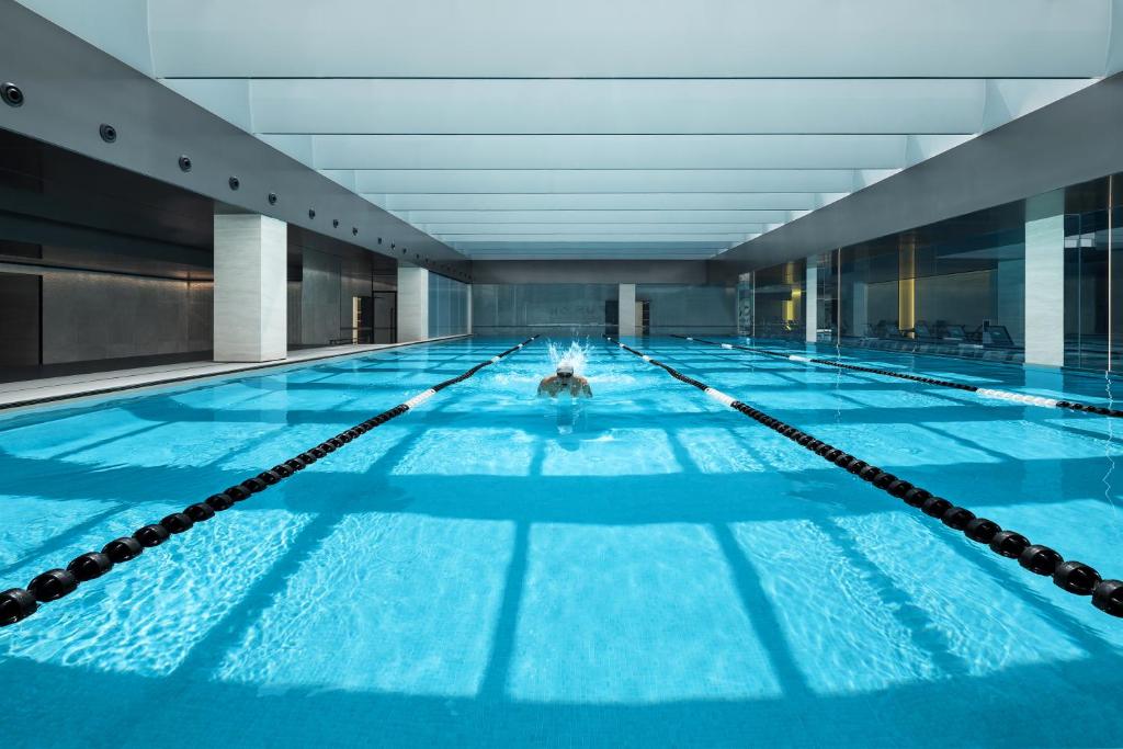 Bazén v ubytování Artisse Place - Access to 4000 sqm Fusion Wellness Centre and 800 sqm Indoor Swimming Pool nebo v jeho okolí