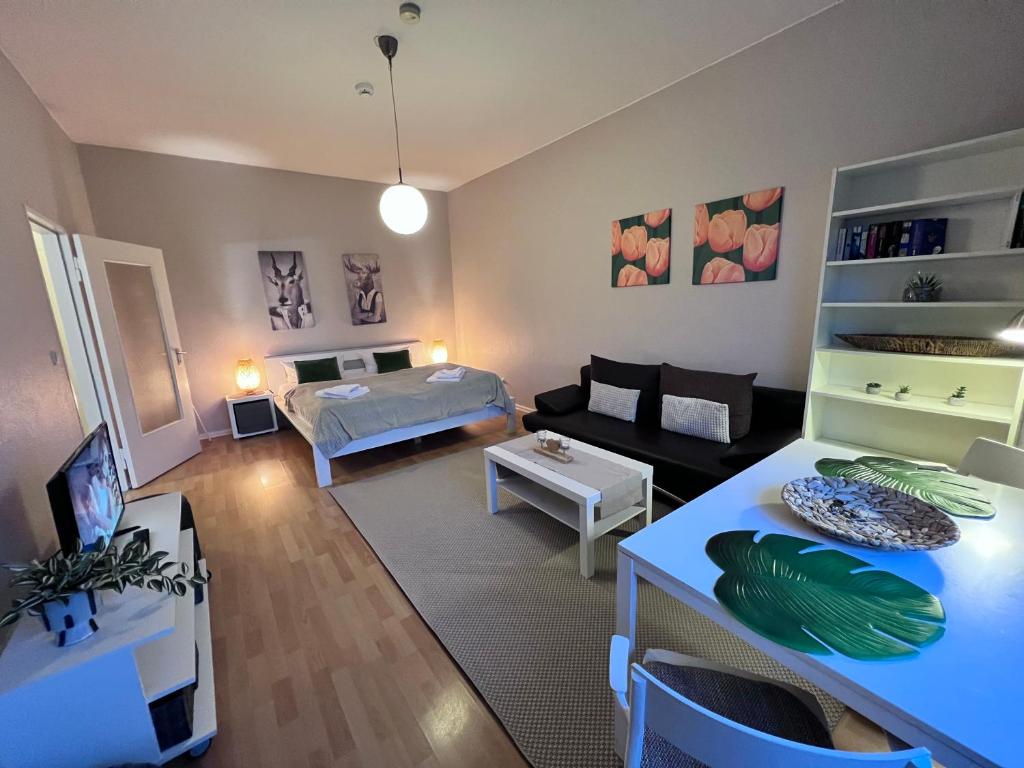 un soggiorno con letto e divano di Apartment & Boardinghouse Berlin Friedrichshain-Kreuzberg a Berlino