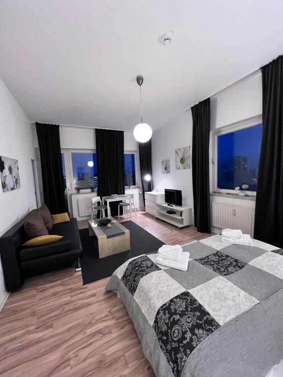 ベルリンにあるアパートメント & ボーディングハウス ベルリン フリードリッヒスハイン クロイツベルクのベッドルーム(大型ベッド1台付)、リビングルームが備わります。