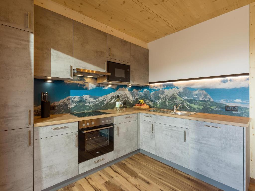 Kuchyň nebo kuchyňský kout v ubytování Alpenchalets Oberlaiming