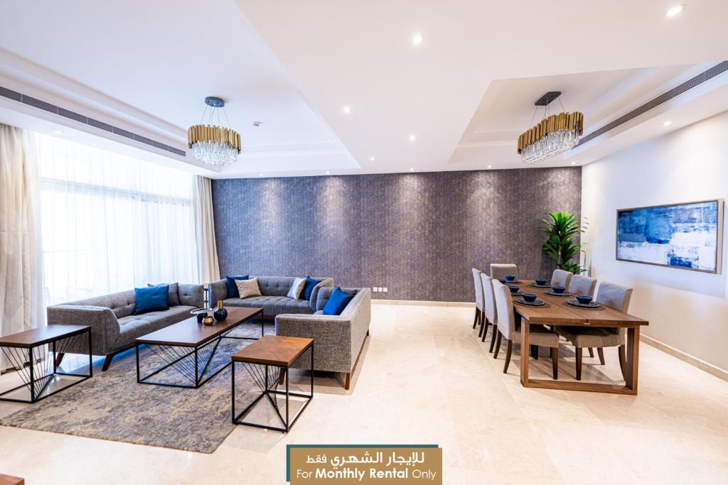 sala de estar con sofá y mesa en Mabaat - Obhour - 358, en Yeda