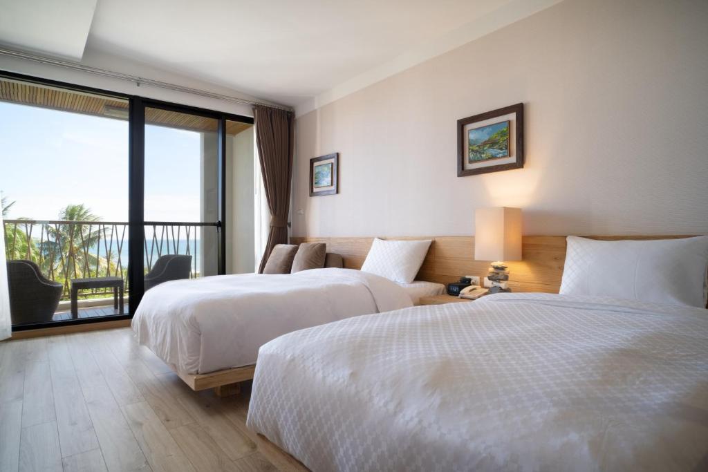 Postel nebo postele na pokoji v ubytování 回長濱會館-原畫日風尚 Sinasera Resort