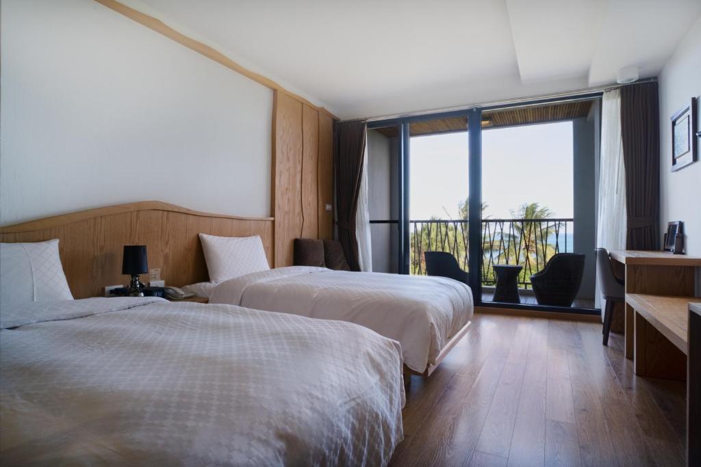 Postel nebo postele na pokoji v ubytování 回長濱會館-原畫日風尚 Sinasera Resort