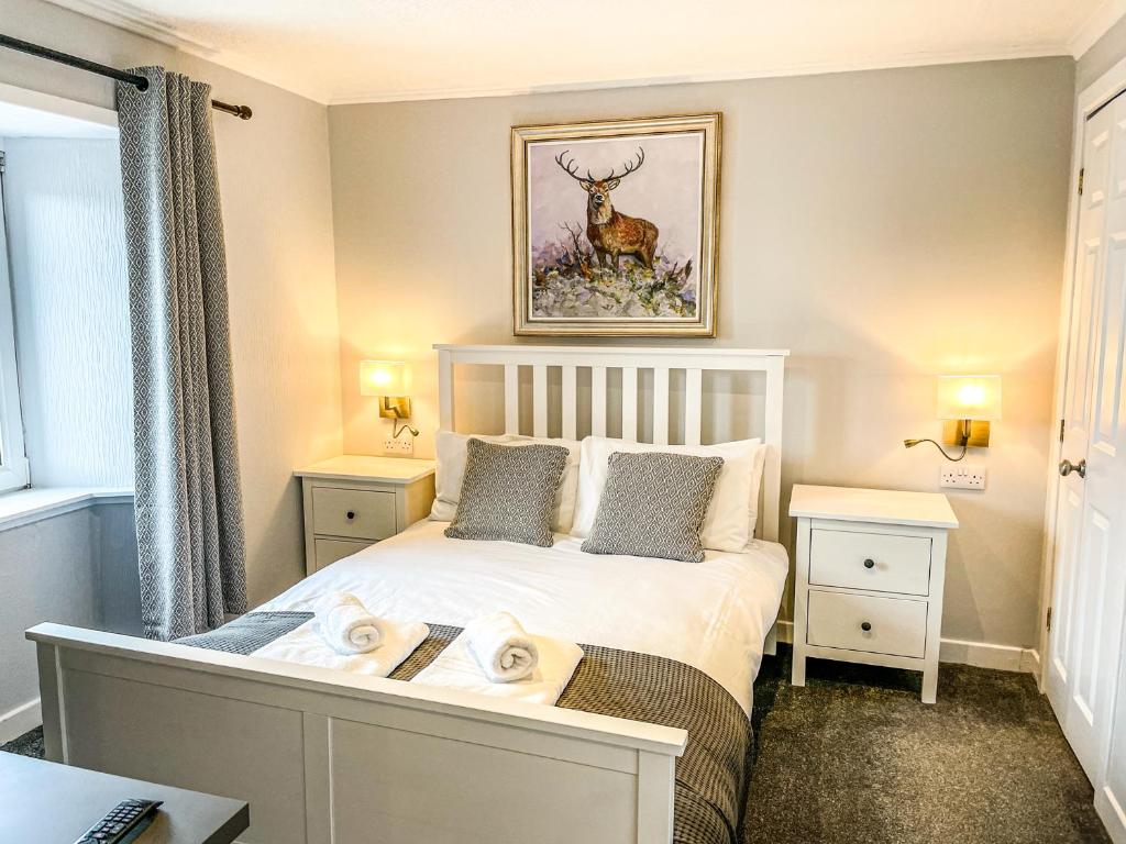 una camera da letto con un letto e due asciugamani di Broadford House Skye a Broadford