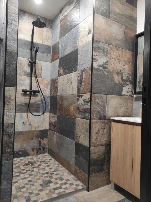 Kúpeľňa v ubytovaní Appartement La Splenzia SPA Jacuzzi wifi clim