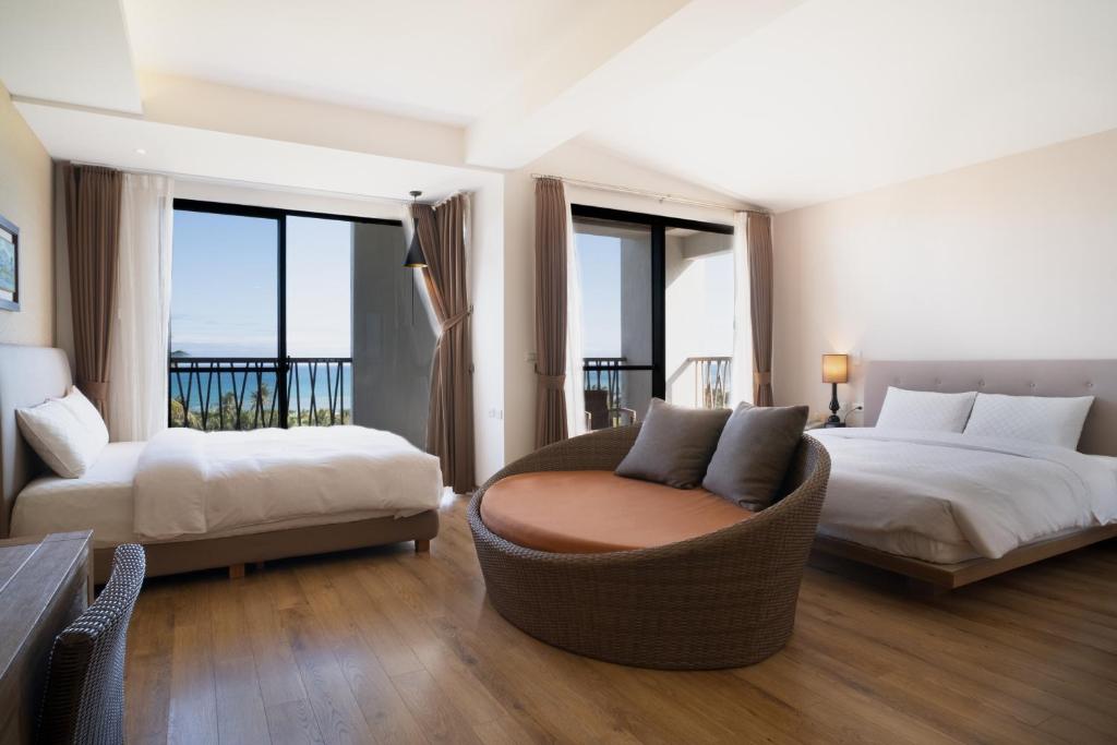 Postel nebo postele na pokoji v ubytování 回長濱會館-原畫日風尚 Sinasera Resort