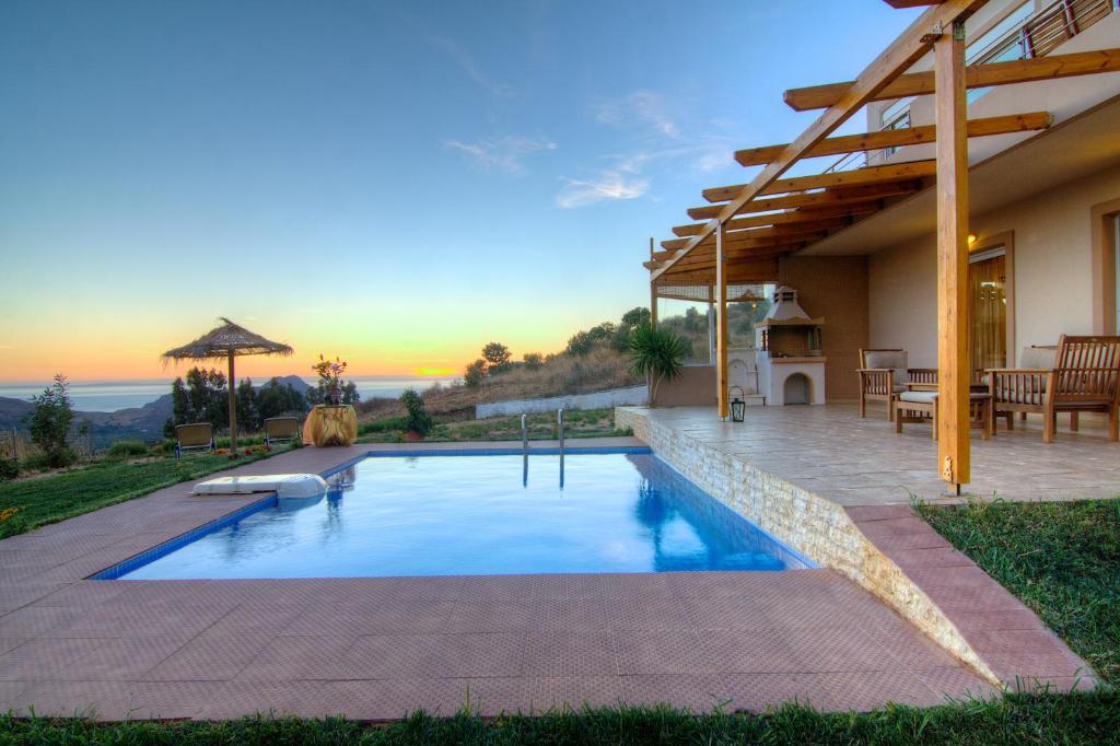 Asómatoi的住宿－Villa Despina 2 Plakias Private Villa, Private Swimming Pool Garden, Panoramic Sunset，一座房子后院的游泳池