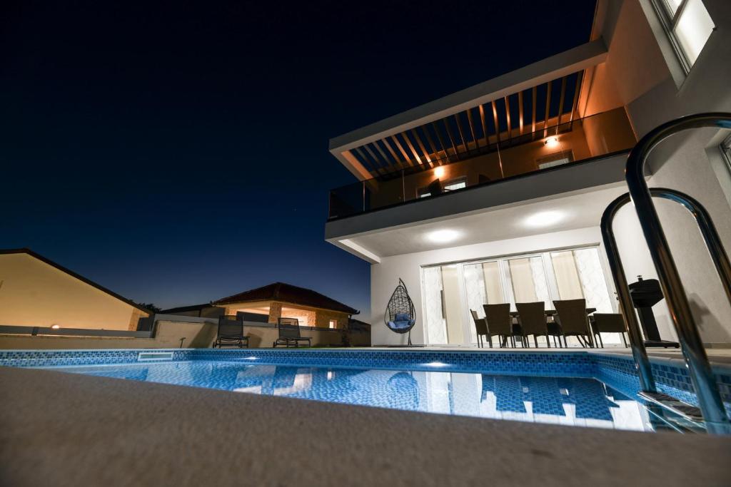 Bazen v nastanitvi oz. blizu nastanitve CROWONDER Villa Sunrise with Swimming Pool and Seaview