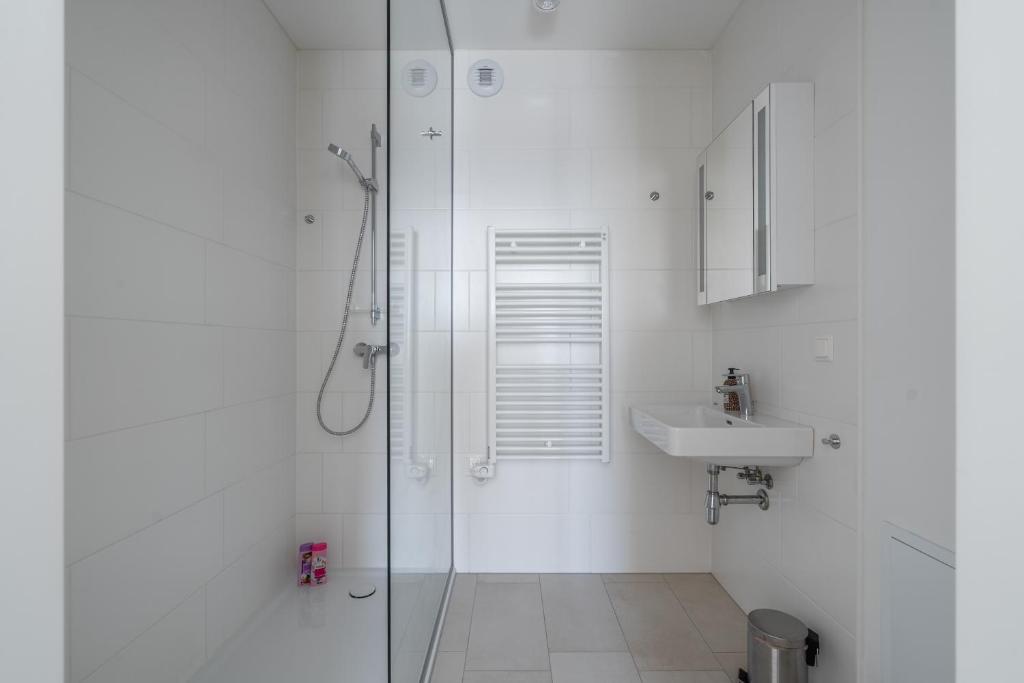 A bathroom at Whats-App Self-Check-IN - Pärchen Wohnung am Hauptbahnhof