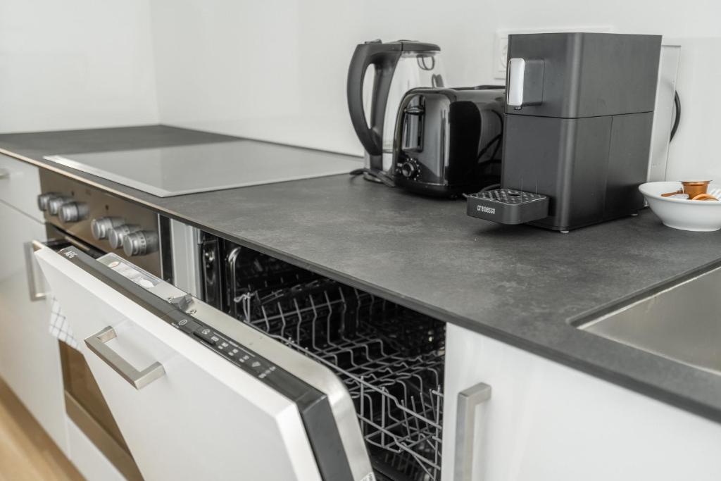 A kitchen or kitchenette at Whats-App Self-Check-IN - Pärchen Wohnung am Hauptbahnhof