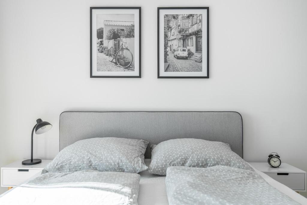 A bed or beds in a room at Whats-App Self-Check-IN - Pärchen Wohnung am Hauptbahnhof