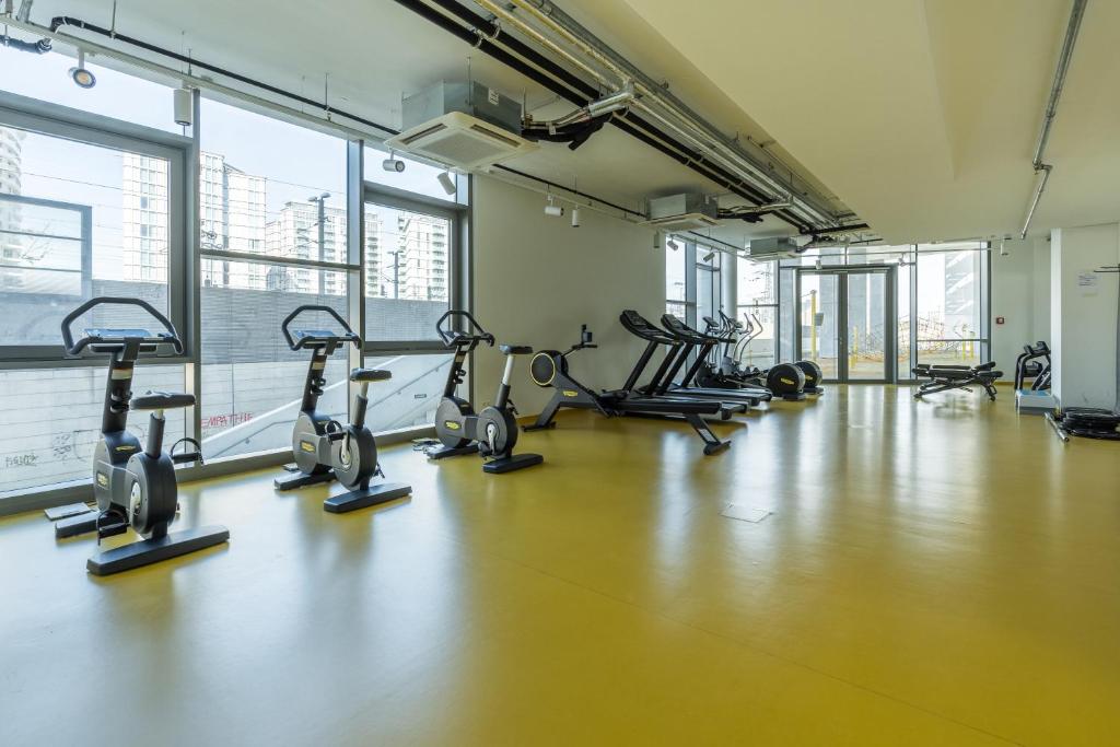 The fitness centre and/or fitness facilities at Whats-App Self-Check-IN - Pärchen Wohnung am Hauptbahnhof