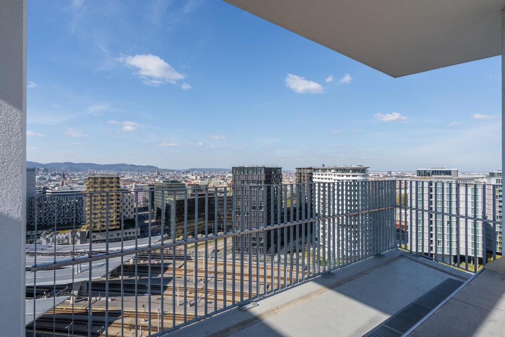 A balcony or terrace at Whats-App Self-Check-IN - Pärchen Wohnung am Hauptbahnhof