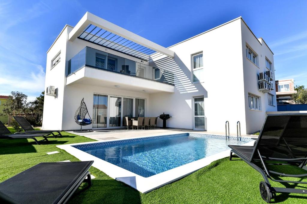 Bazén v ubytování CROWONDER Villa Sunrise with Swimming Pool and Seaview nebo v jeho okolí