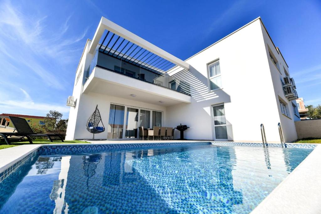 Bazén v ubytování CROWONDER Villa Sunrise with Swimming Pool and Seaview nebo v jeho okolí
