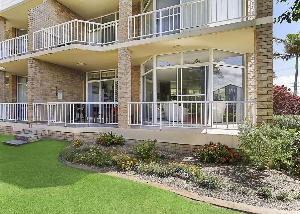 una grande casa con balconi e un cortile di Solitaire 1 a Sawtell