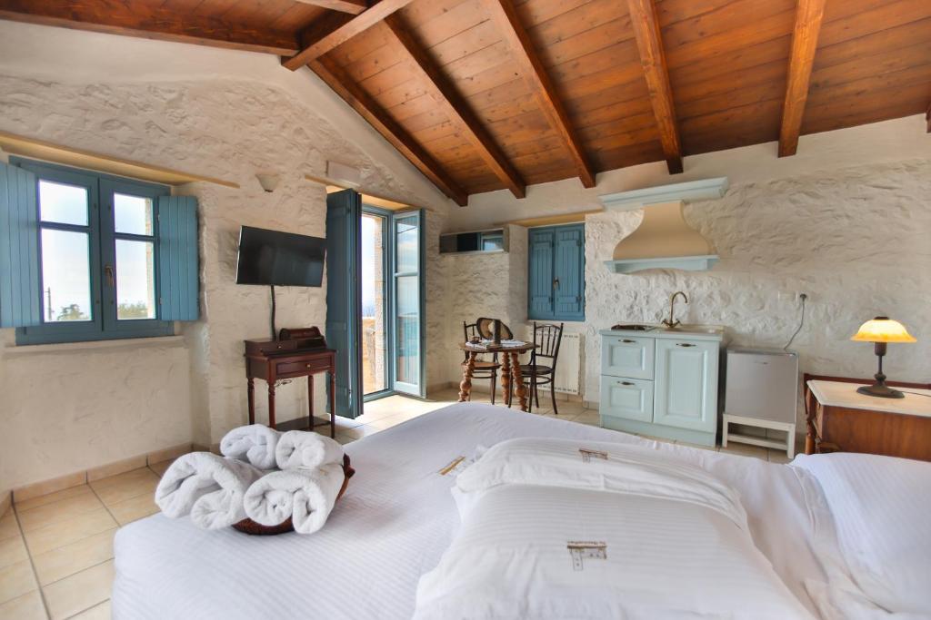 Posteľ alebo postele v izbe v ubytovaní Lithos Stone Suites