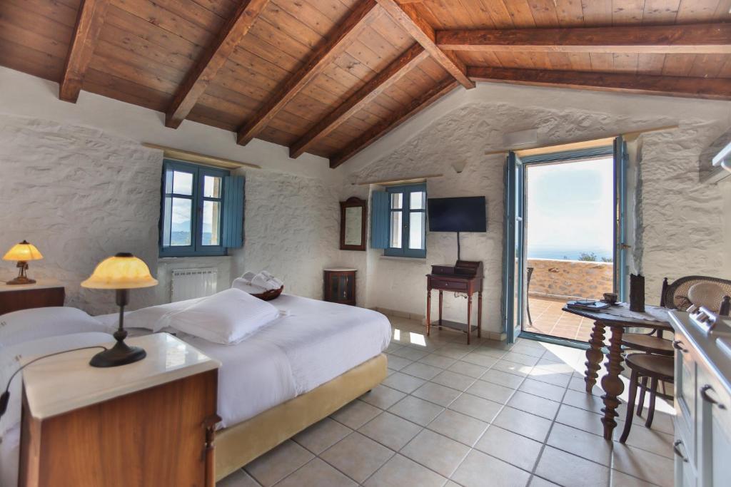 Posteľ alebo postele v izbe v ubytovaní Lithos Stone Suites