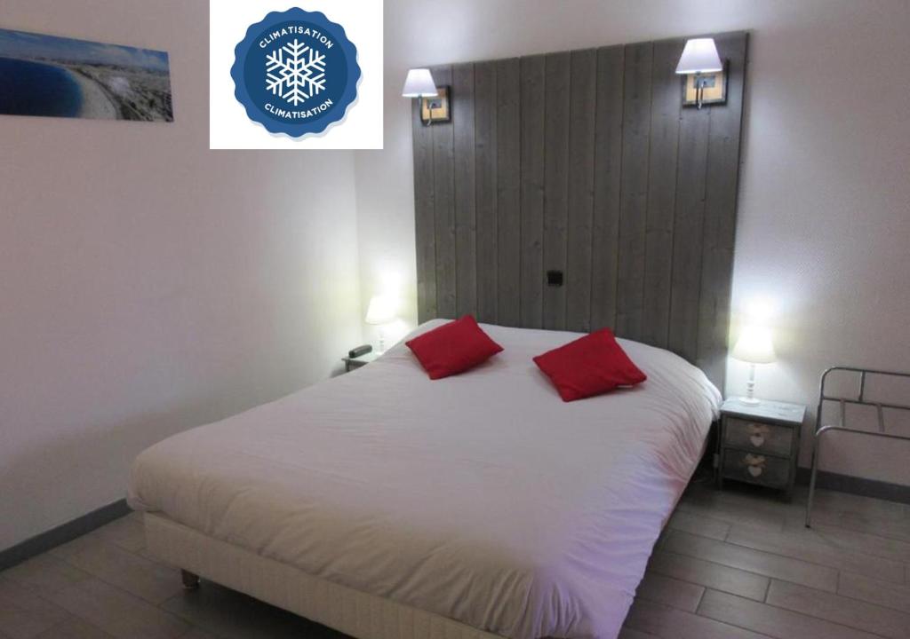 サントにあるContact Hotel de Franceのベッドルーム1室(赤い枕2つ付きのベッド1台付)