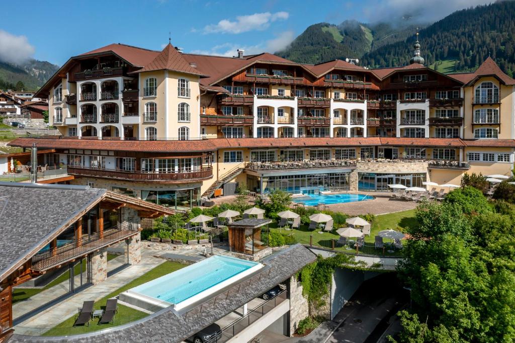 Nespecifikovaný výhled na hory nebo výhled na hory při pohledu z hotelu