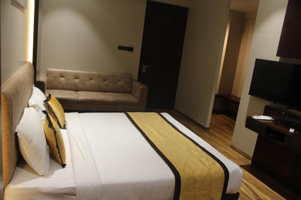 Postel nebo postele na pokoji v ubytování Hotel Rudra Royals
