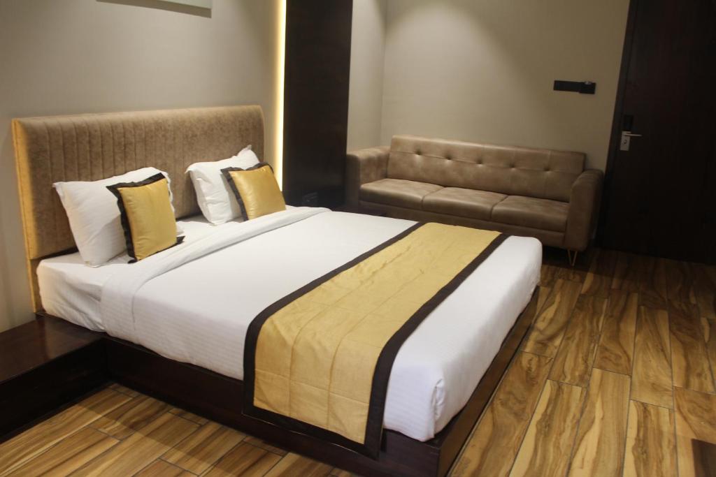Postel nebo postele na pokoji v ubytování Hotel Rudra Royals