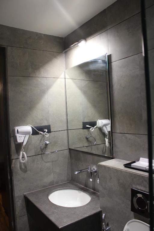 Koupelna v ubytování Hotel Rudra Royals