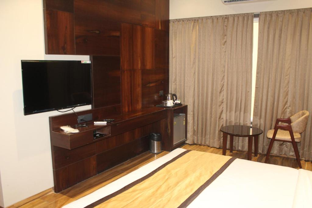 TV a/nebo společenská místnost v ubytování Hotel Rudra Royals