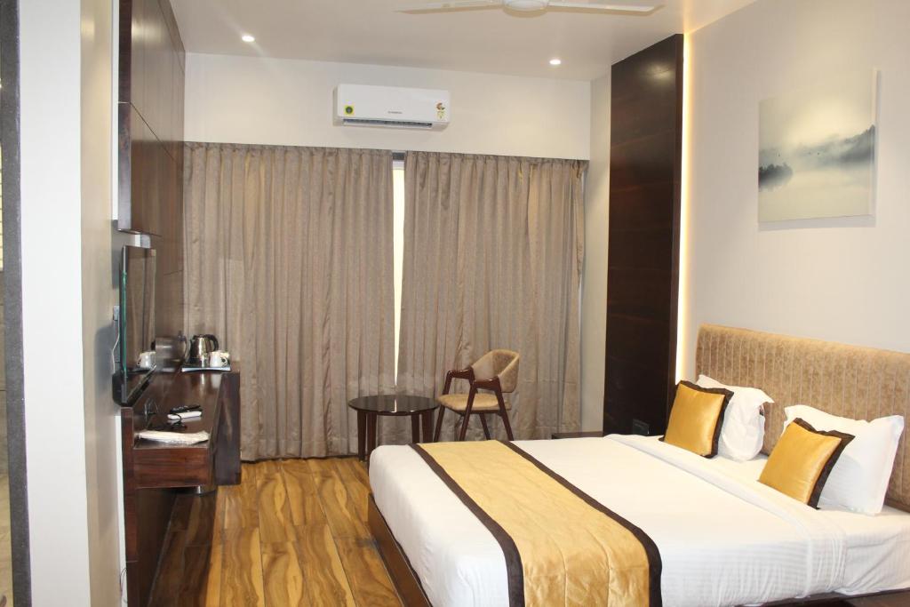 Postel nebo postele na pokoji v ubytování Hotel Rudra Royals